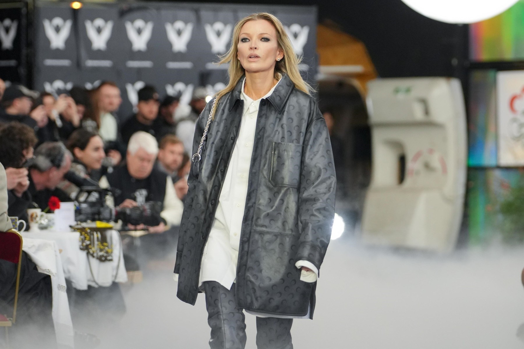 Ova žena pojavila se na pisti u Parizu i zbunila ljude, mislili da je Kate Moss