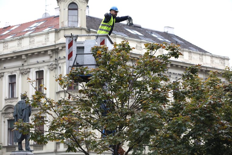 Početak je studenog, no u Zagrebu se već postavljaju božićni ukrasi