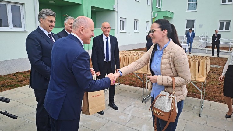 Plenković i Bačić predali ključeve za 84 nova POS-ova stana u Umagu