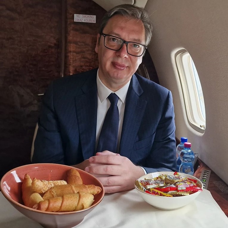 Vučić pokazao što jede u avionu, ljudi se šale: "Doručak prosječnog trogodišnjaka"