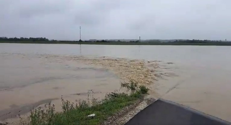 VIDEO Ovako se pokušava zaustaviti poplava