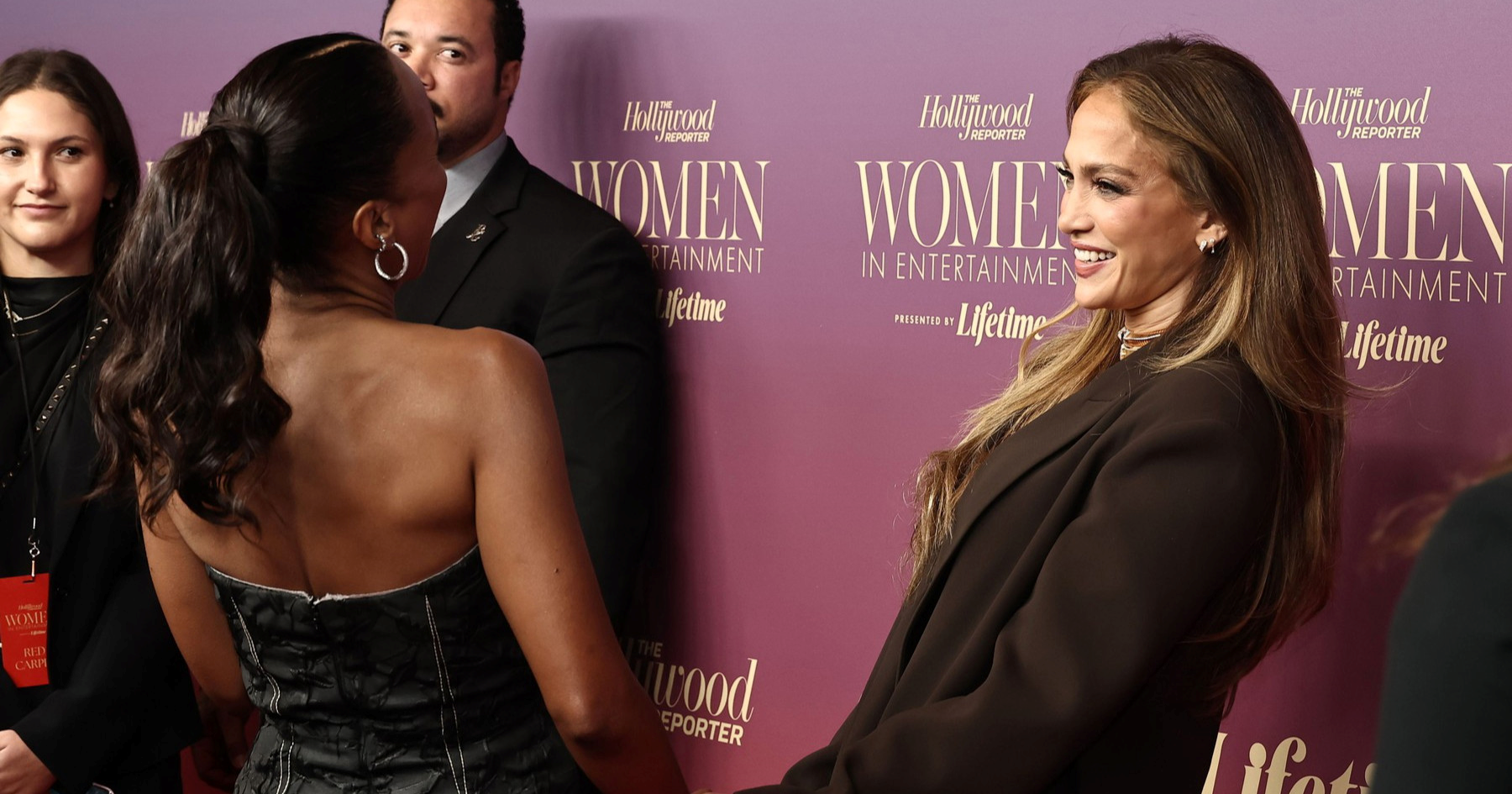 Nakon kritika za nepristojno ponašanje, J.Lo snimljena kako daje novac beskućniku