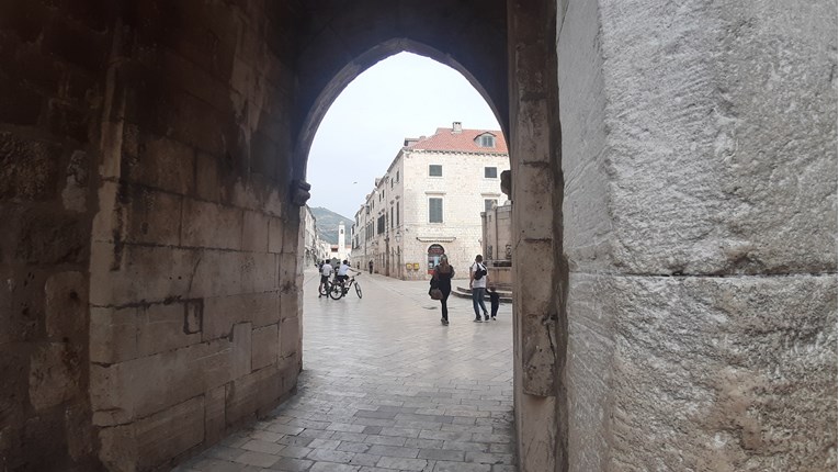 VIDEO Dubrovnik kakav niste vidjeli: Današnji prizori potpuno nespojivi s onima lani