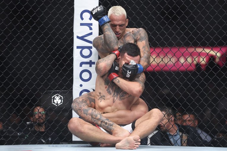 Oliveira je novi Baddest Mother*ucker. Razbio je nositelja pojasa Hollowaya