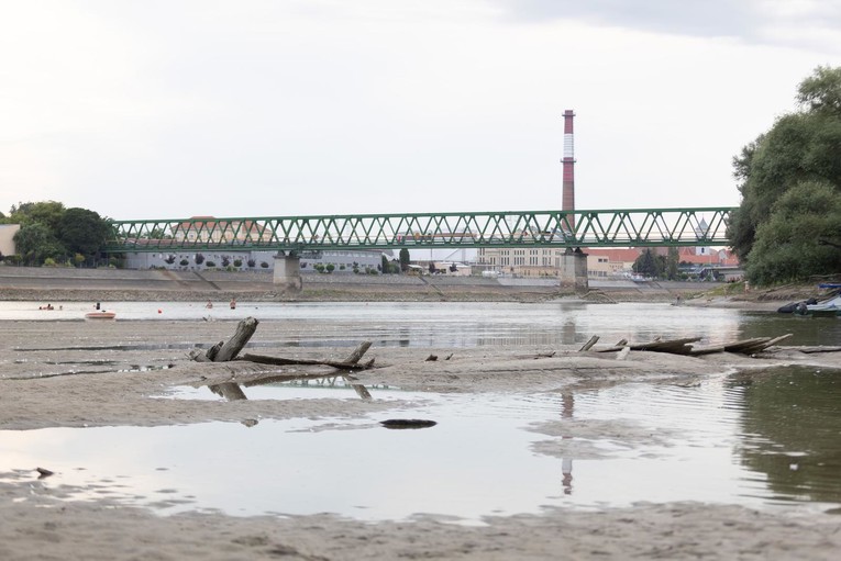 FOTO Drava kod Osijeka pala na najnižu razinu otkad je mjerenja
