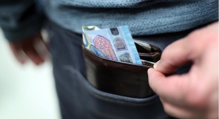 U Puli ušla starcu u stan i pokrala ga. Policija: Pazite kome otvarate