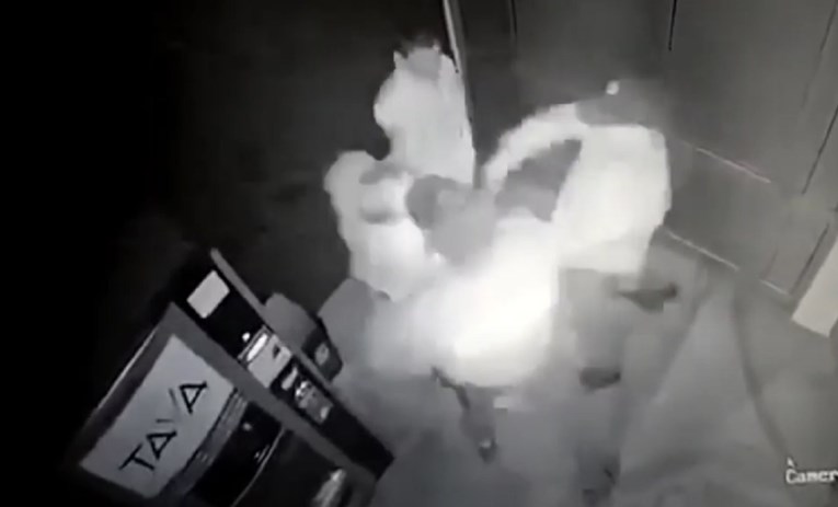 Objavljena nova snimka, policajac u Benkovcu udara čovjeka koji ne pruža otpor
