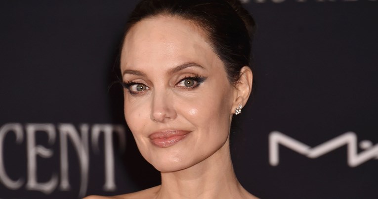 Angelina Jolie zablistala u crnoj toaleti na premijeri novog filma