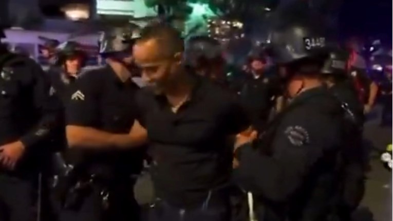 VIDEO CNN-ovom novinaru policajci stavili ruke na leđa, udaljili cijelu TV ekipu