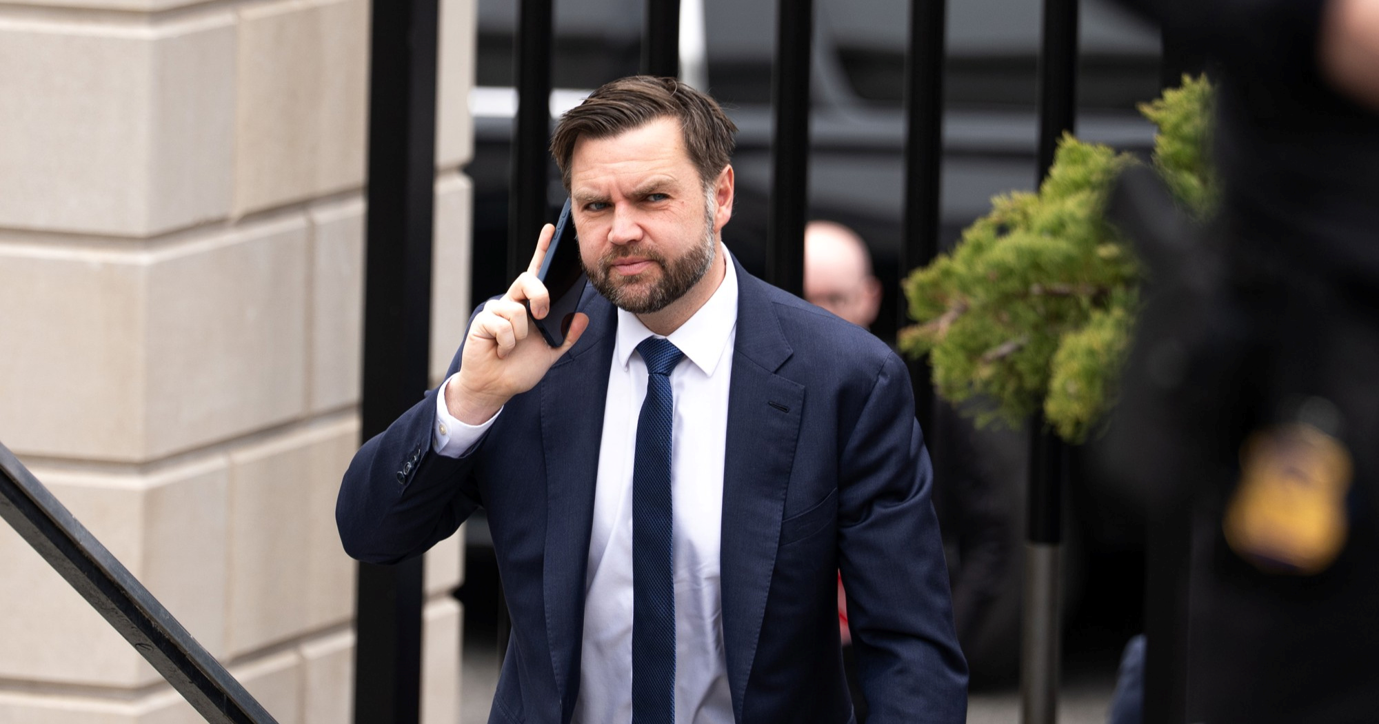 Vancea pitali je li odgovarao Trumpa od rata s Iranom: "Ne želim ići u zatvor"