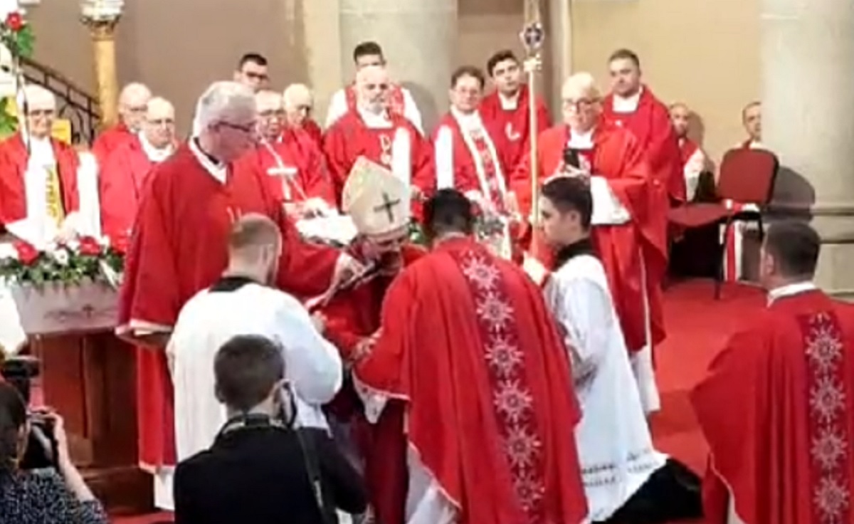 U županiji sa 150 oboljelih zaređivali svećenike. Nema razmaka ni maski