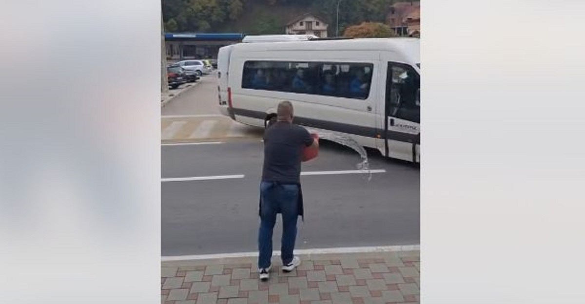 Bosanski trećeligaš na gostovanje ispraćen polijevanjem vode. Video je viralan