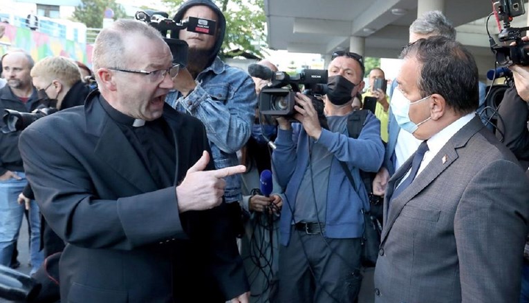 VIDEO Svećenik se unosi Berošu u lice: "Izdajice, izdajice"