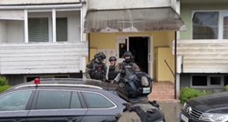 Policija pretražila kuću atentatora na Fica. Doveli ga na pretres u kacigi i pancirki