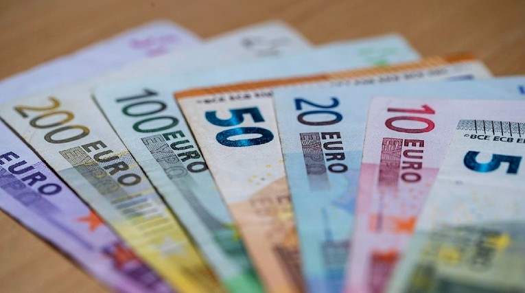 Ministar u BiH zaboravio torbicu u restoranu. U njoj je bilo 20.000 eura