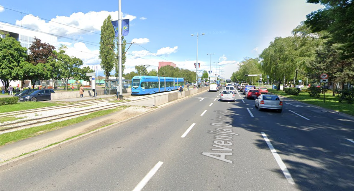 Mrtav pijan u Zagrebu izazvao lančani sudar. Zabio se u ogradu tramvajskog stajališta