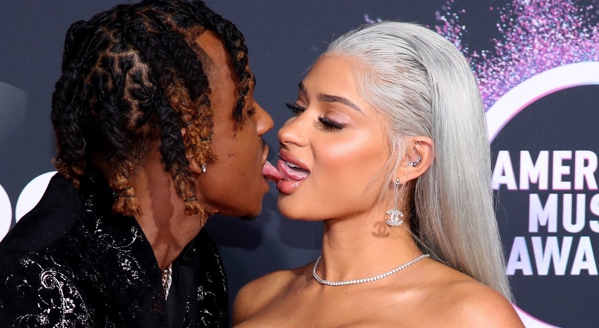 Reper s curom na crvenom tepihu: Njoj ispadale grudi, on joj gurao jezik u usta