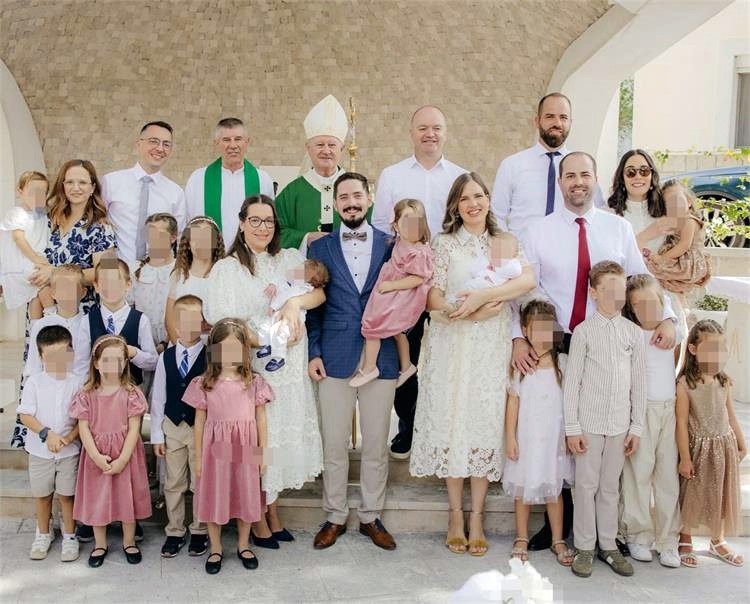 FOTO Ministar Šipić bio na krštenju sedmog djeteta obitelji Zelić