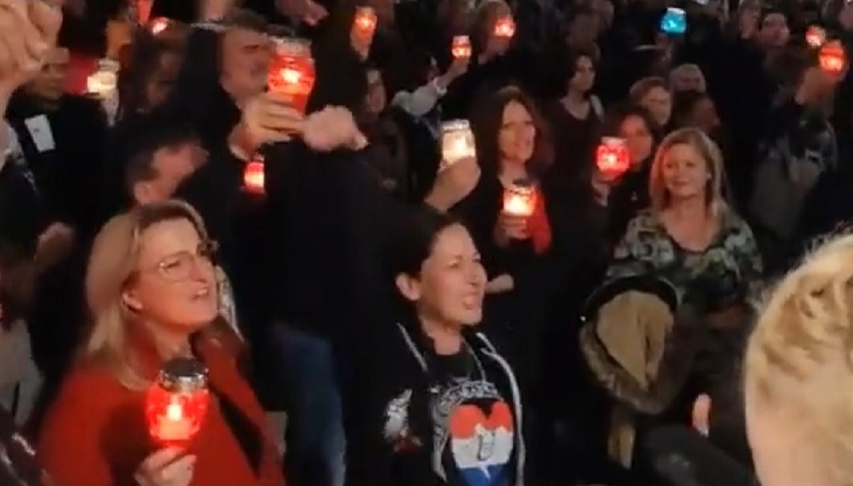 Na prosvjedu u Splitu žena nosila majicu s velikim slovom "U" na karti Hrvatske