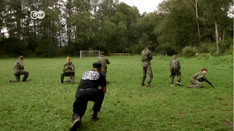 Njemački neonacisti treniraju u vojnom kampu u Rusiji. Nitko im to ne može zabraniti