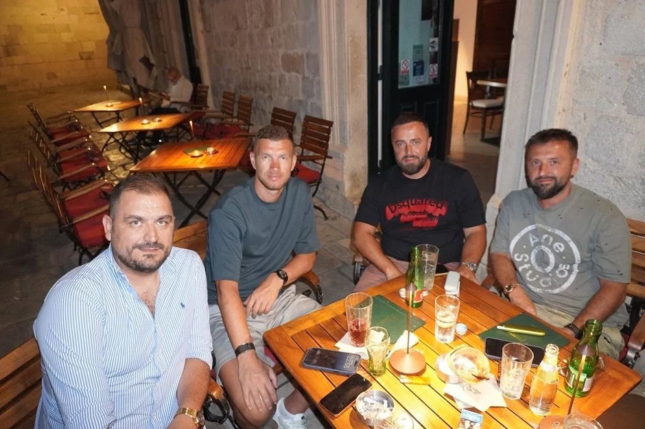 Edin Džeko ljetni odmor provodi u Dubrovniku, snimljen je s prijateljima na piću