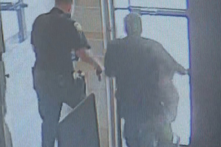 VIDEO Amerikanac polomio lisice, nokautirao policajca i pobjegao sa suda