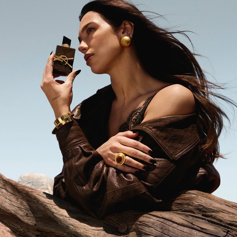 Stigao je novi YSL Libre parfem. Dua Lipa snimila kampanju usred pustinje