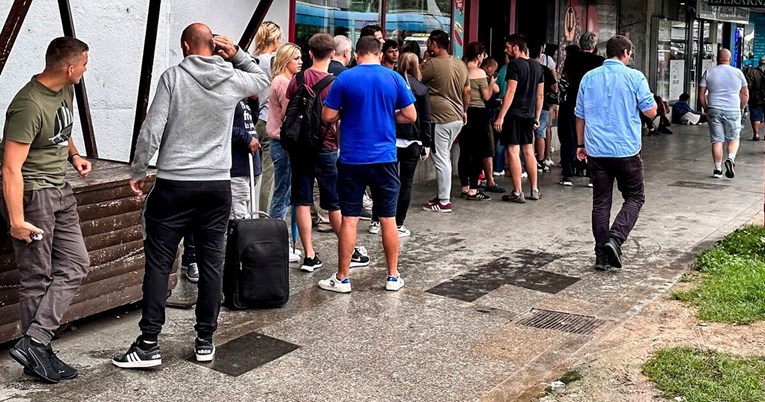 Kolone na kolodvorima, pumpe peku kruh... Zabrana rada nedjeljom je totalni fijasko