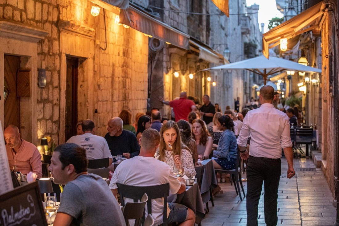 ANKETA Smeta li vam kad radnici u domaćim restoranima i kafićima ne govore hrvatski?