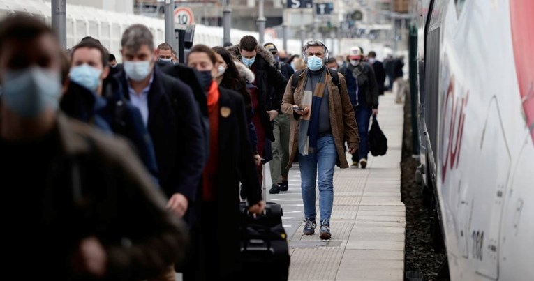 Francuska poziva građane da opet nose maske u javnom prijevozu