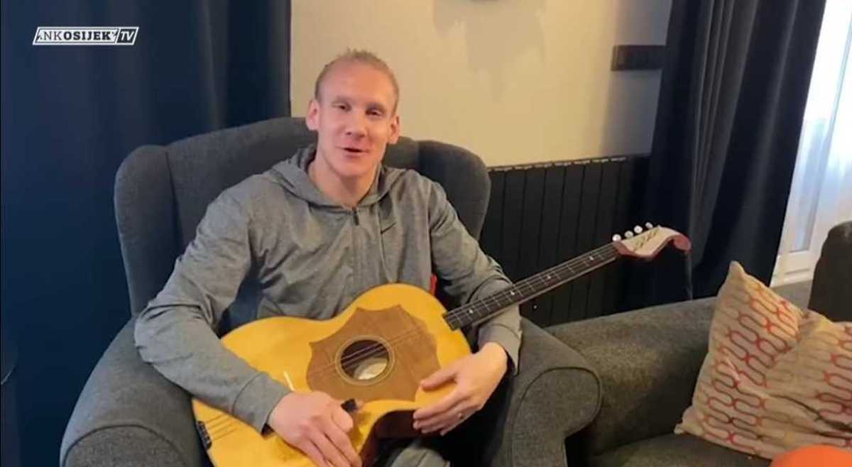 VIDEO Domagoj Vida zasvirao tamburu i poslao poruku svim navijačima Osijeka
