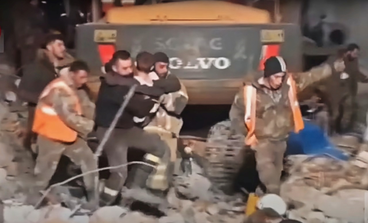 Troje ljudi u Siriji spašeno nakon 110 sati pod ruševinama. Među njima majka i dijete