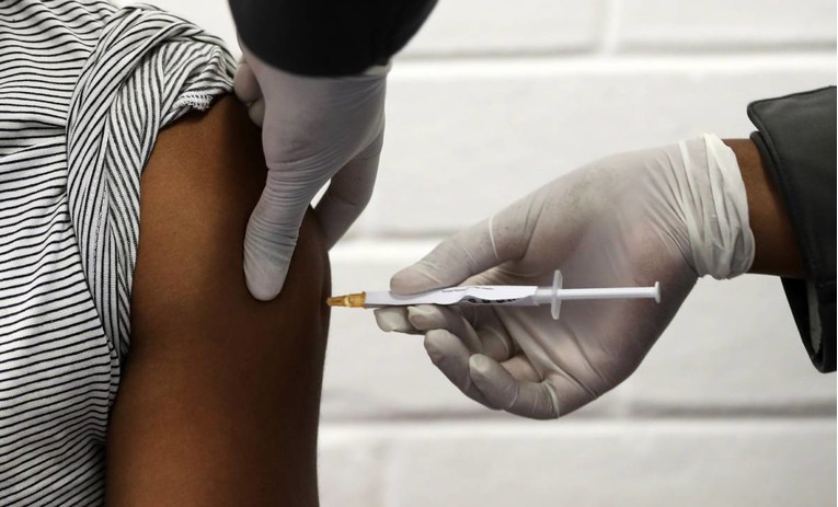 Južna Afrika obustavila cijepljenje AstraZenecom jer slabo štiti protiv novog soja