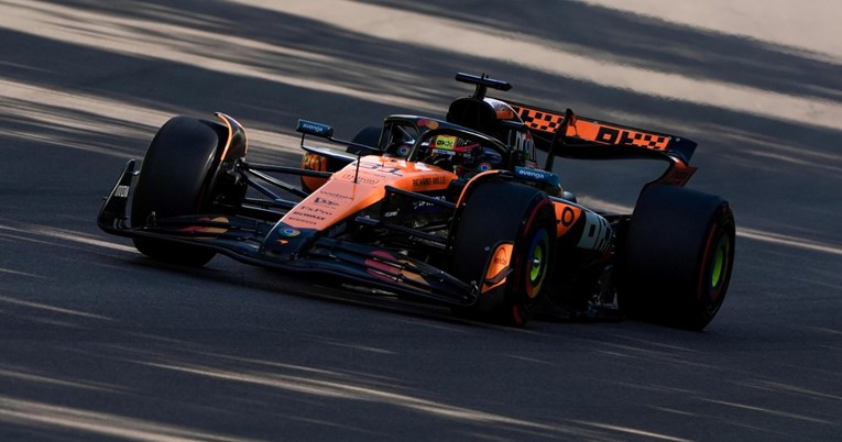 Piastriju pole position na Imoli, debakl Ferrarija