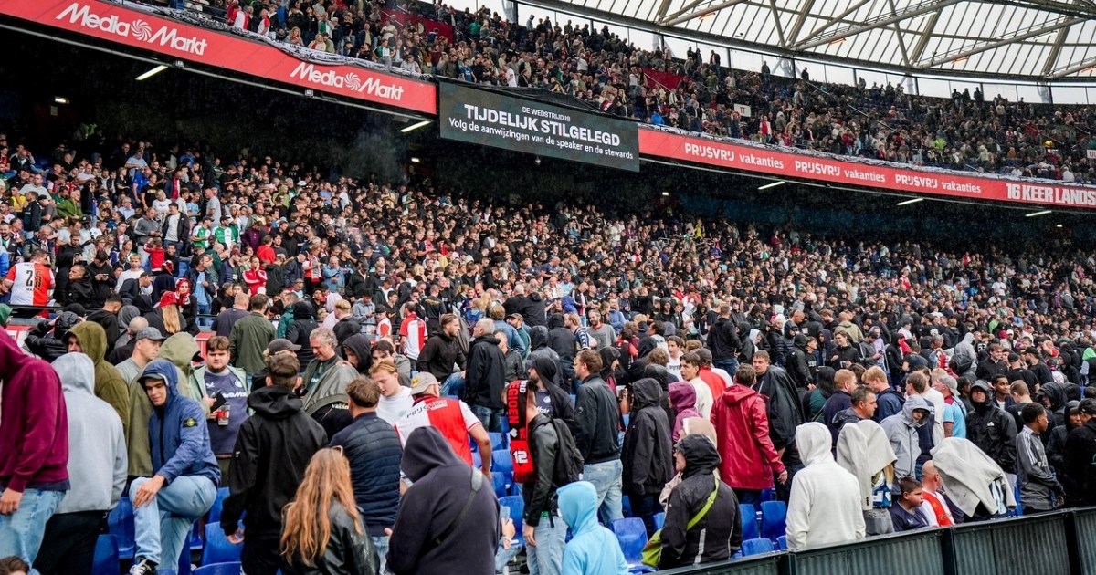 VIDEO Feyenoord razbio Wolfsburg. Utakmica prekinuta zbog hitne intervencije