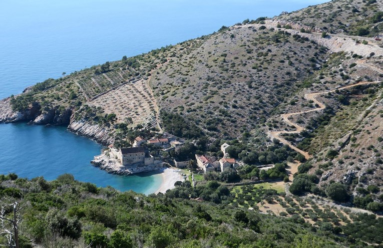 Dragulj na Hvaru: Ova plaža okružena borovom šumom idealna je za one koji traže mir