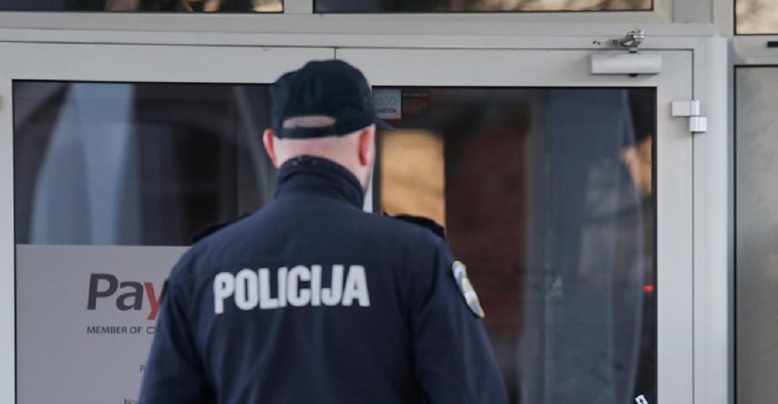 Maskiran i naoružan opljačkao banku u Brtonigli, traži ga istarska policija