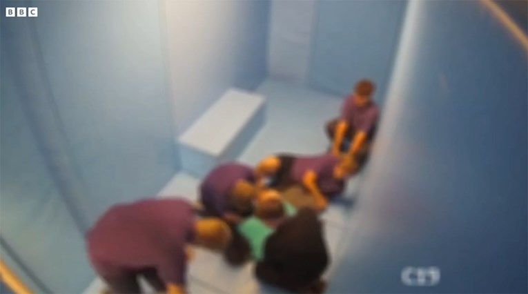 BBC objavio snimku: Pet odraslih drži dijete s autizmom na podu tri minute