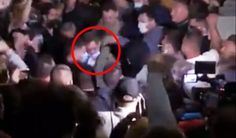 VIDEO Pogledajte kako su prosvjednici napali i otjerali bivšeg srpskog ministra