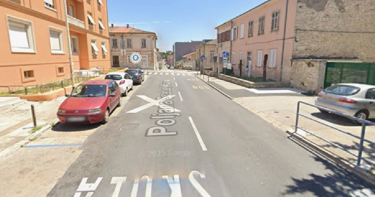 U Puli je jutros oštrim predmetom napadnuta žena (69). Traga se za napadačem