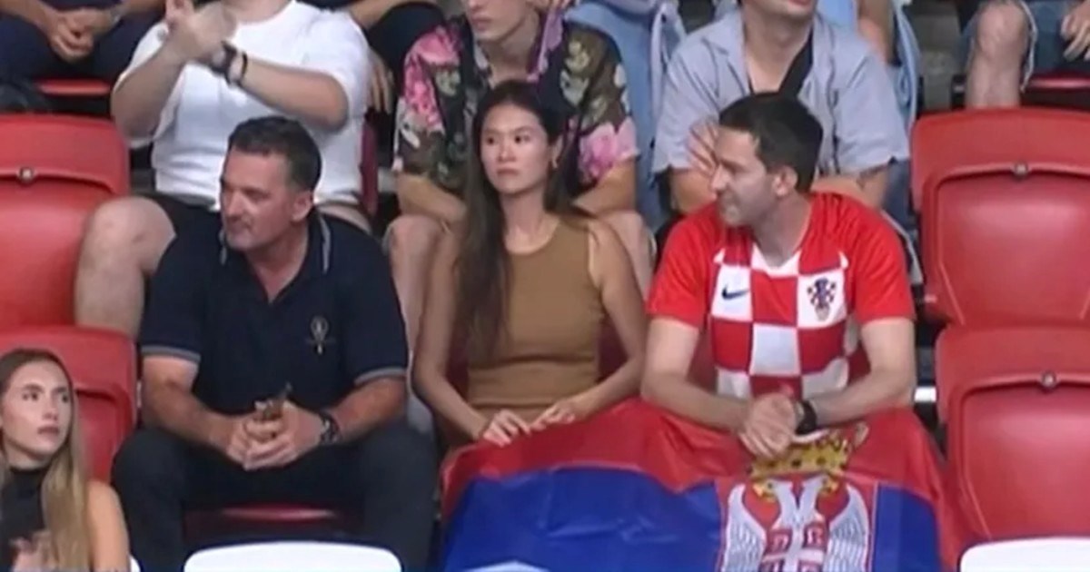 U hrvatskom dresu i sa srpskom zastavom navijao za Srbiju protiv Mađarske