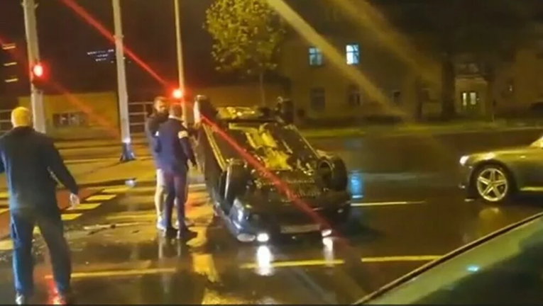 Sudarila se dva auta u Zagrebu, jedan je završio na krovu