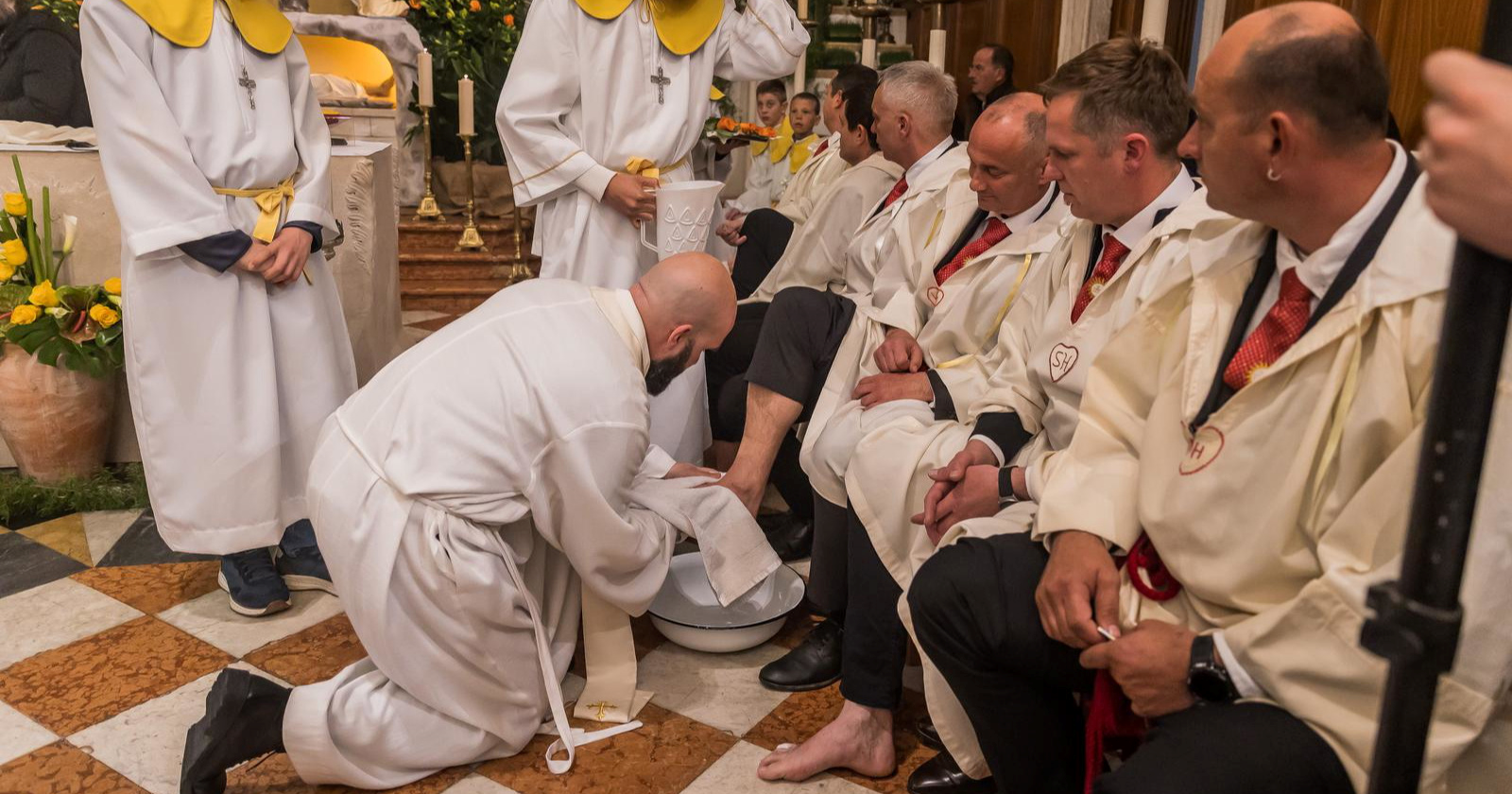 Zašto svećenici na Veliki četvrtak ljudima peru noge u crkvama?