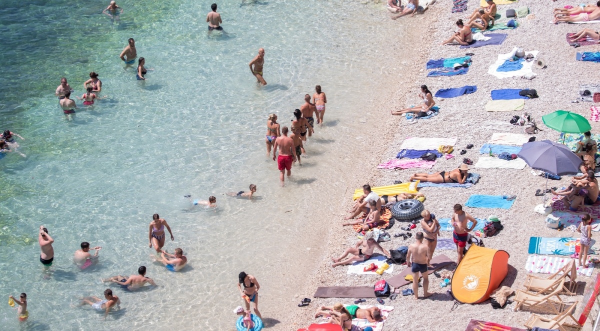 Spas od vrućine: Pogledajte kako danas izgledaju plaže na hrvatskoj obali