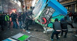 Kaos u Parizu: Prosvjednici digli barikade i palili aute, policija bacila šok-granate