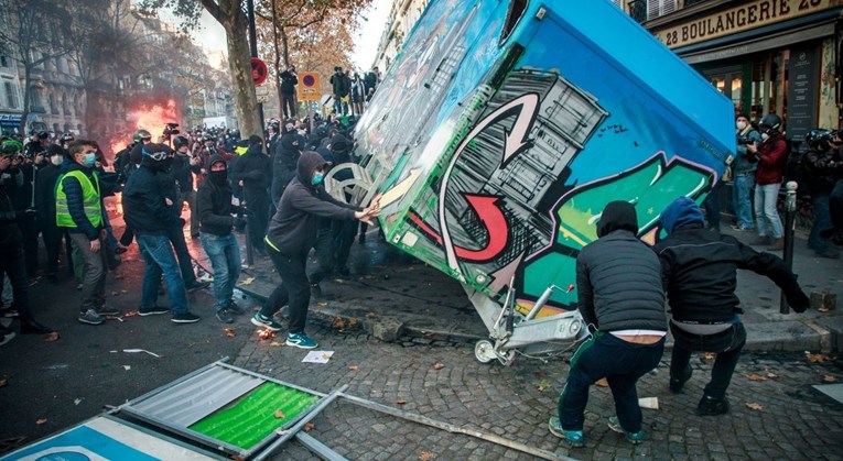 Kaos u Parizu: Prosvjednici digli barikade i palili aute, policija bacila šok-granate