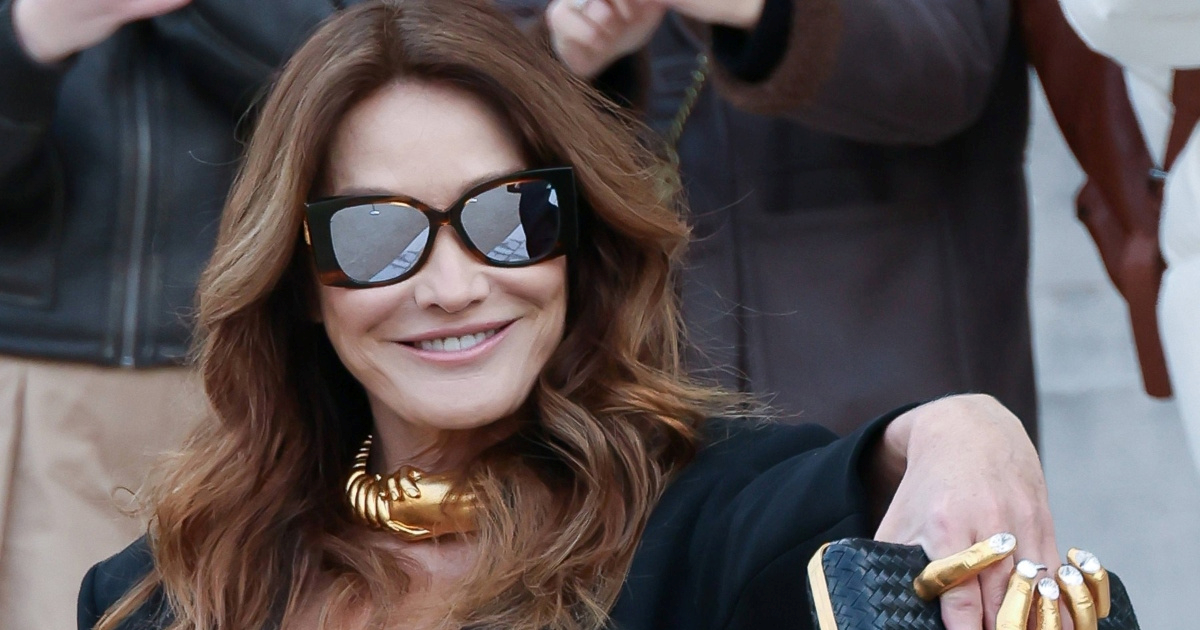 Carla Bruni zablistala kao fatalna žena s valovitom kosom na pariškoj reviji