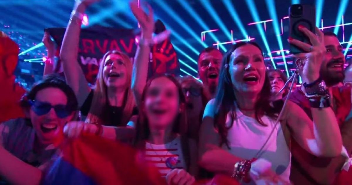 Kamere nakon nastupa predstavnika Srbije snimile zanimljiv transparent u publici