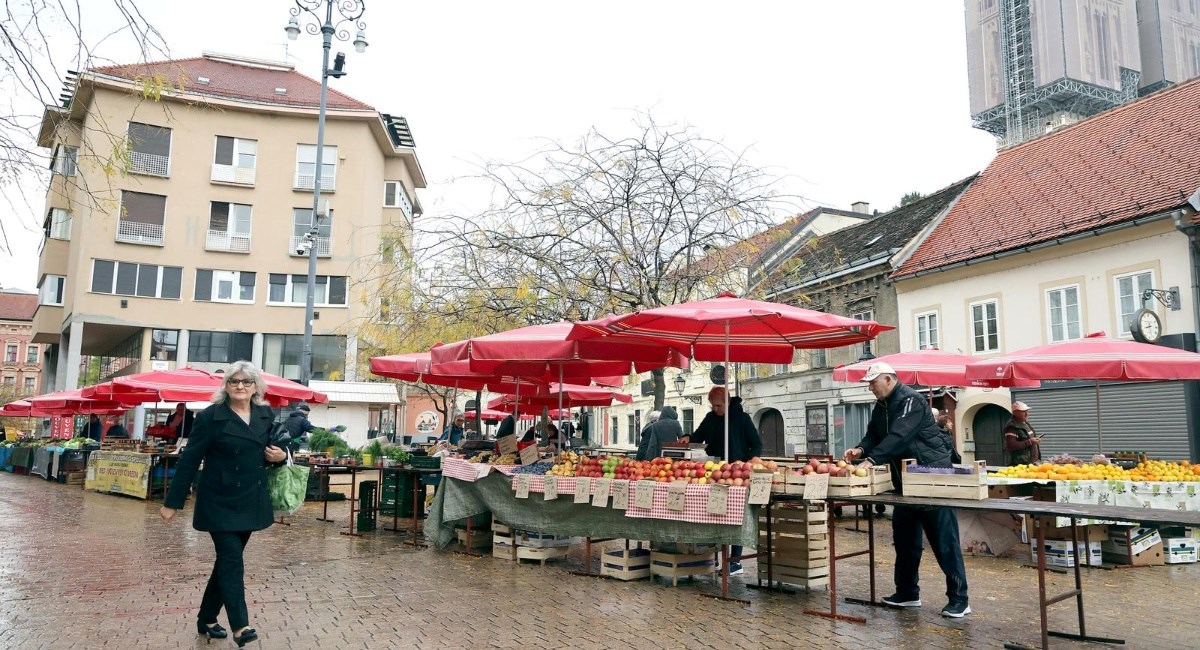 Dolac je pust, a ovako izgleda nova tržnica na Europskom trgu
