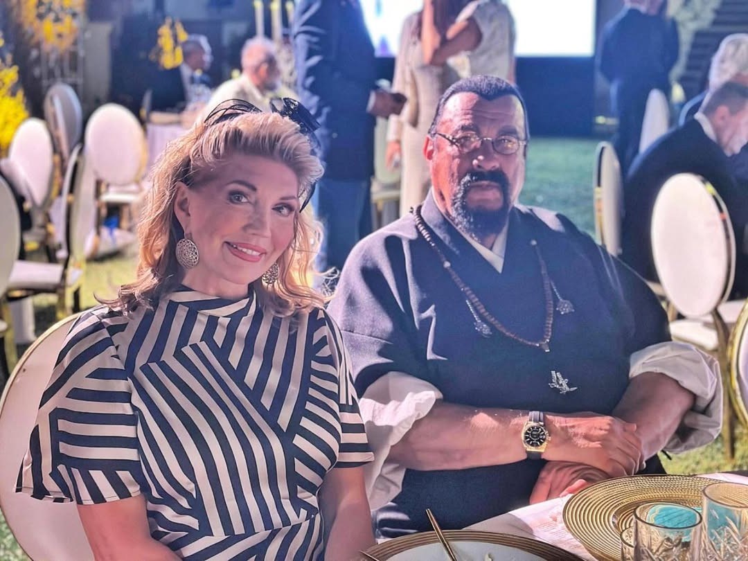 Najpoznatija loto djevojka bivše Juge potaknula šuškanja o vezi sa Stevenom Seagalom